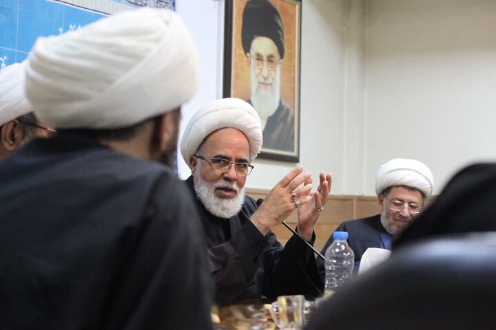 تصاویر/ نشست صمیمانه مبلغین ایام فاطمیه(س) اعزامی از قم با نماینده ولی‌فقیه در استان کرمانشاه