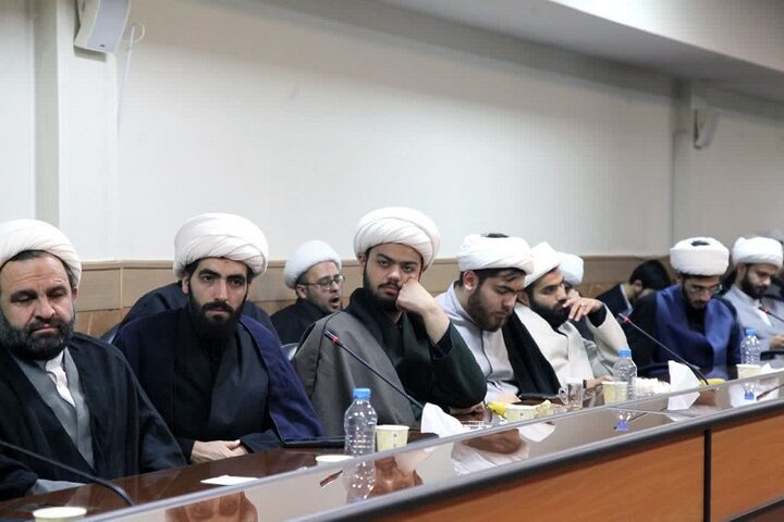 تصاویر/ نشست صمیمانه مبلغین ایام فاطمیه(س) اعزامی از قم با نماینده ولی‌فقیه در استان کرمانشاه