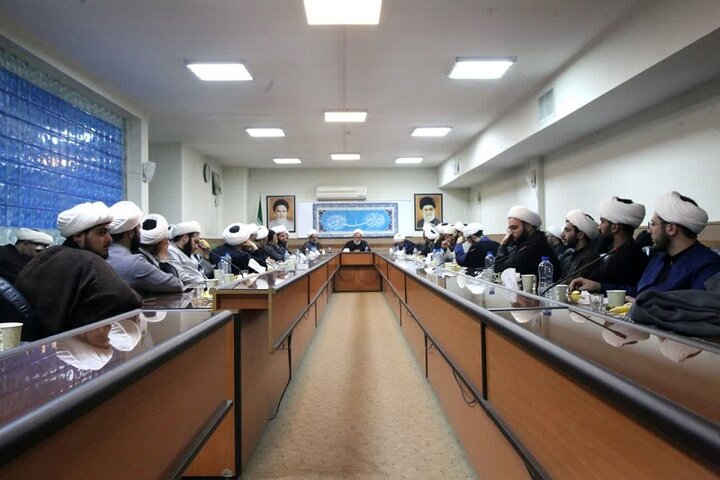 تصاویر/ نشست صمیمانه مبلغین ایام فاطمیه(س) اعزامی از قم با نماینده ولی‌فقیه در استان کرمانشاه