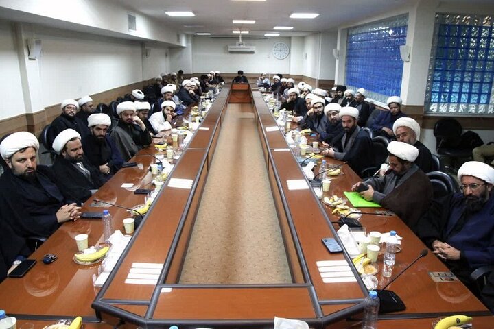 تصاویر/ نشست صمیمانه مبلغین ایام فاطمیه(س) اعزامی از قم با نماینده ولی‌فقیه در استان کرمانشاه