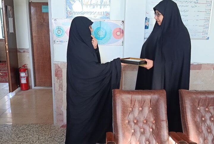 تصاویر/ تقدیر از فرمانده حوزه بسیج خواهران بخش ماهان توسط مدیر مدرسه علمیه الزهرا