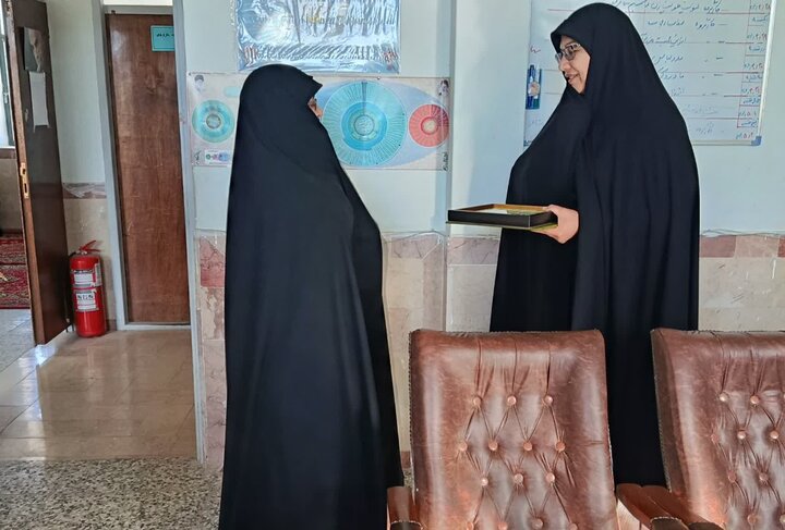 تصاویر/ تقدیر از فرمانده حوزه بسیج خواهران بخش ماهان توسط مدیر مدرسه علمیه الزهرا