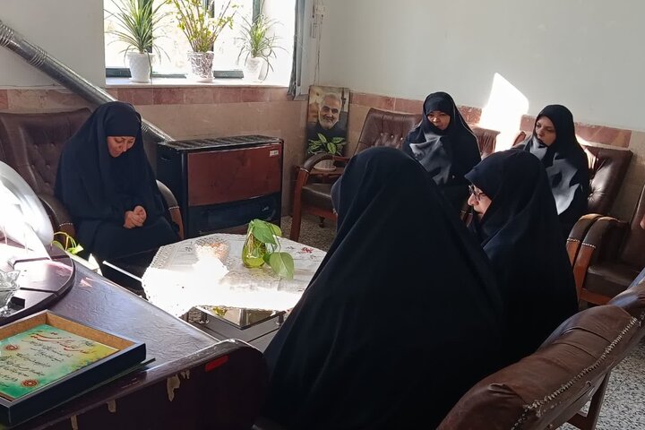 تصاویر/ تقدیر از فرمانده حوزه بسیج خواهران بخش ماهان توسط مدیر مدرسه علمیه الزهرا