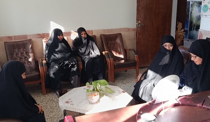 تصاویر/ تقدیر از فرمانده حوزه بسیج خواهران بخش ماهان توسط مدیر مدرسه علمیه الزهرا