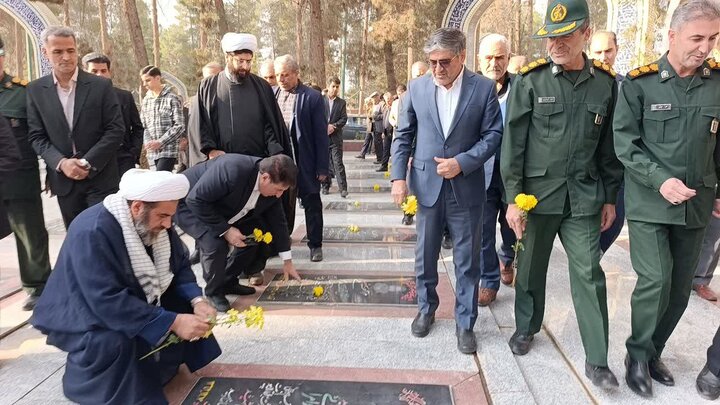 تصاویر/غبارروبی و عطرافشانی گلزار شهدای کوهدشت