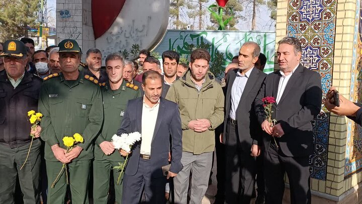 تصاویر/غبارروبی و عطرافشانی گلزار شهدای کوهدشت