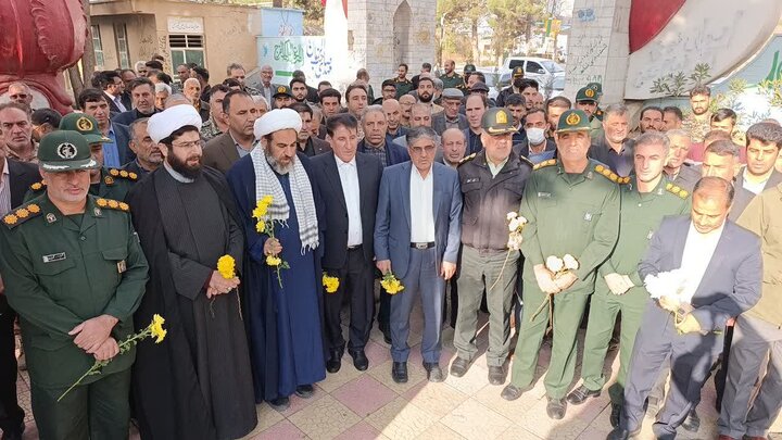 تصاویر/غبارروبی و عطرافشانی گلزار شهدای کوهدشت