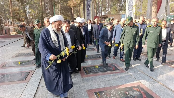 تصاویر/غبارروبی و عطرافشانی گلزار شهدای کوهدشت