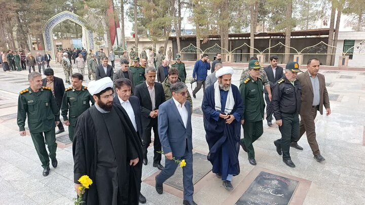 تصاویر/غبارروبی و عطرافشانی گلزار شهدای کوهدشت