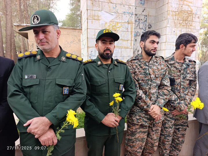 تصاویر/غبارروبی و عطرافشانی گلزار شهدای کوهدشت