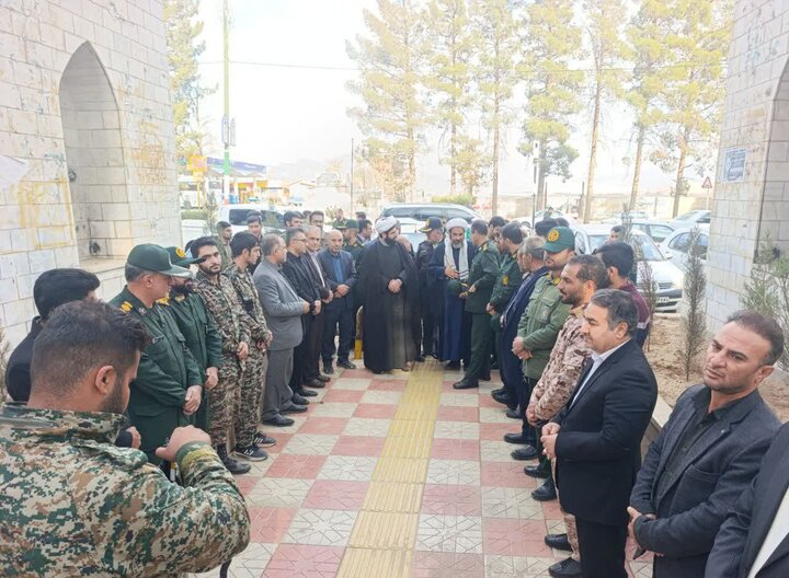 تصاویر/غبارروبی و عطرافشانی گلزار شهدای کوهدشت