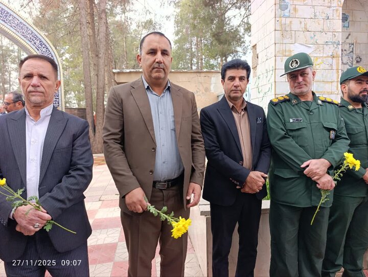 تصاویر/غبارروبی و عطرافشانی گلزار شهدای کوهدشت