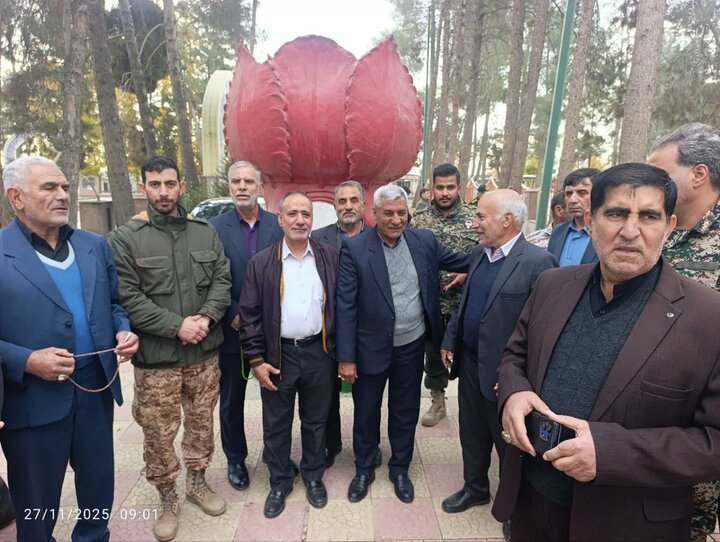 تصاویر/غبارروبی و عطرافشانی گلزار شهدای کوهدشت