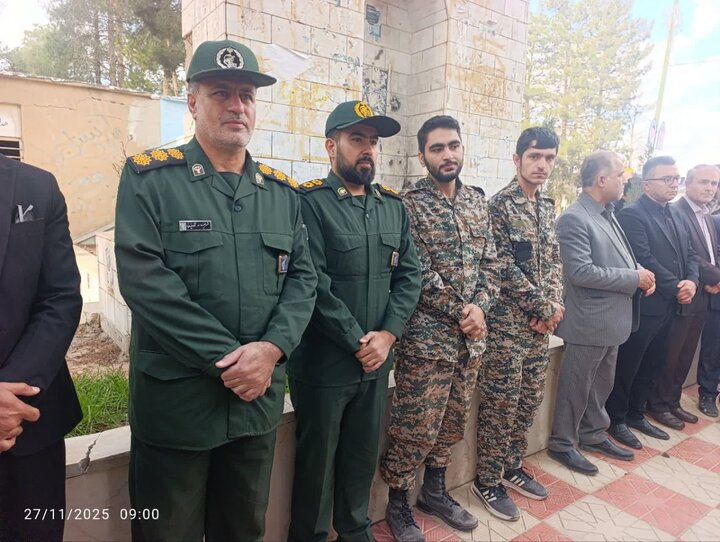 تصاویر/غبارروبی و عطرافشانی گلزار شهدای کوهدشت