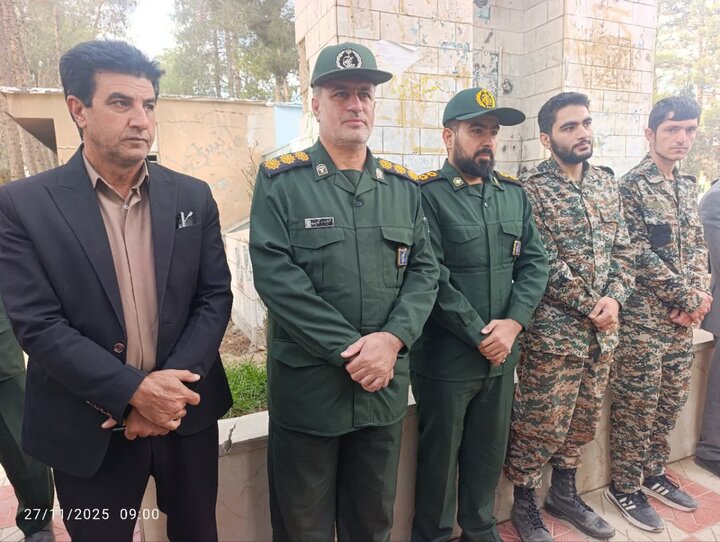 تصاویر/غبارروبی و عطرافشانی گلزار شهدای کوهدشت