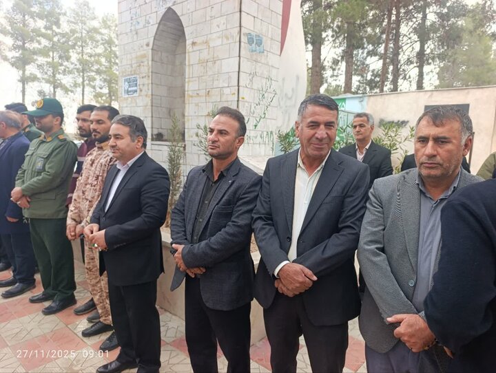 تصاویر/غبارروبی و عطرافشانی گلزار شهدای کوهدشت