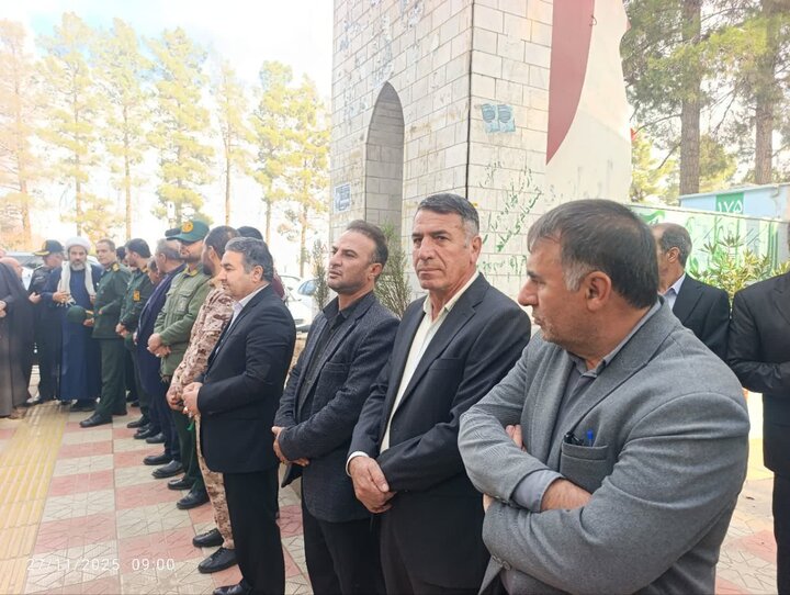 تصاویر/غبارروبی و عطرافشانی گلزار شهدای کوهدشت