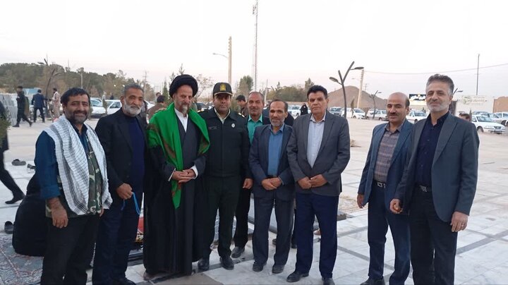 تصاویر/ گل افشانی و غبار روبی گلزارهای شهدای شهرستان آران و بیدگل