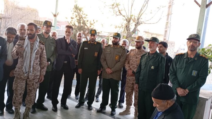 تصاویر/ گل افشانی و غبار روبی گلزارهای شهدای شهرستان آران و بیدگل