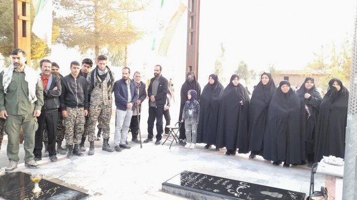 تصاویر/ گل افشانی و غبار روبی گلزارهای شهدای شهرستان آران و بیدگل