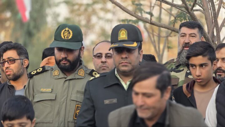 تصاویر/ گل افشانی و غبار روبی گلزارهای شهدای شهرستان آران و بیدگل