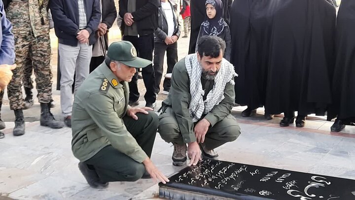 تصاویر/ گل افشانی و غبار روبی گلزارهای شهدای شهرستان آران و بیدگل