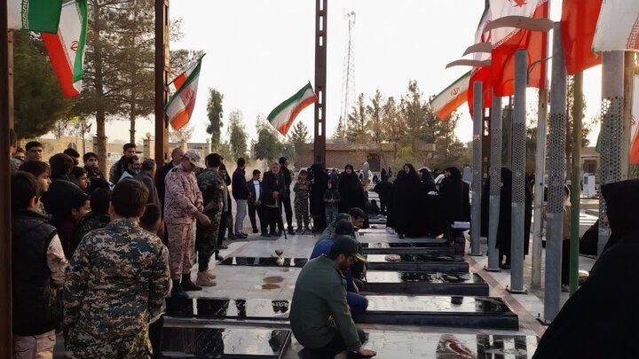 تصاویر/ گل افشانی و غبار روبی گلزارهای شهدای شهرستان آران و بیدگل