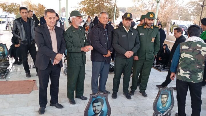 تصاویر/ گل افشانی و غبار روبی گلزارهای شهدای شهرستان آران و بیدگل