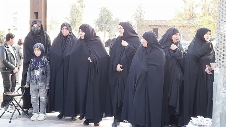 تصاویر/ گل افشانی و غبار روبی گلزارهای شهدای شهرستان آران و بیدگل