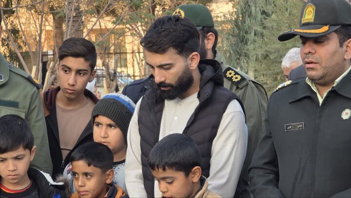 تصاویر/ گل افشانی و غبار روبی گلزارهای شهدای شهرستان آران و بیدگل