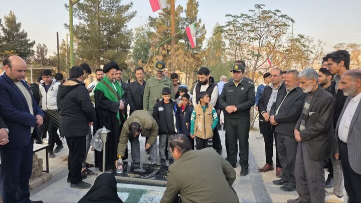 تصاویر/ گل افشانی و غبار روبی گلزارهای شهدای شهرستان آران و بیدگل