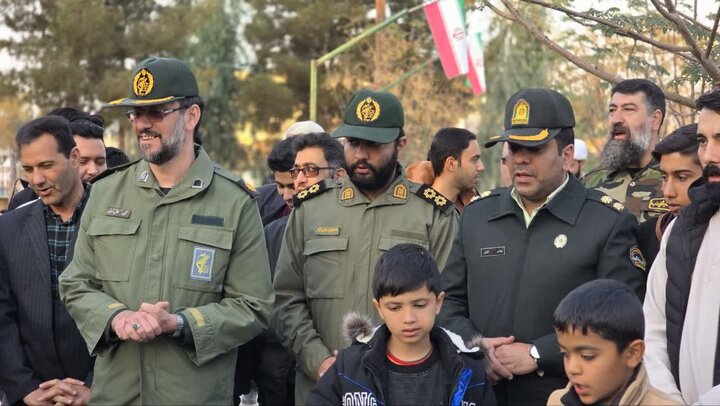 تصاویر/ گل افشانی و غبار روبی گلزارهای شهدای شهرستان آران و بیدگل