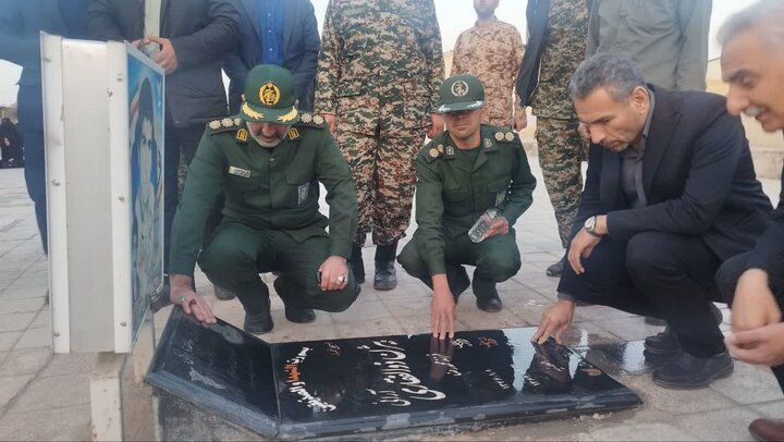 تصاویر/ گل افشانی و غبار روبی گلزارهای شهدای شهرستان آران و بیدگل