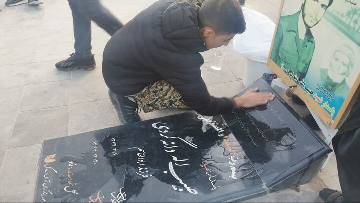 تصاویر/ گل افشانی و غبار روبی گلزارهای شهدای شهرستان آران و بیدگل