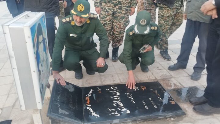 تصاویر/ گل افشانی و غبار روبی گلزارهای شهدای شهرستان آران و بیدگل