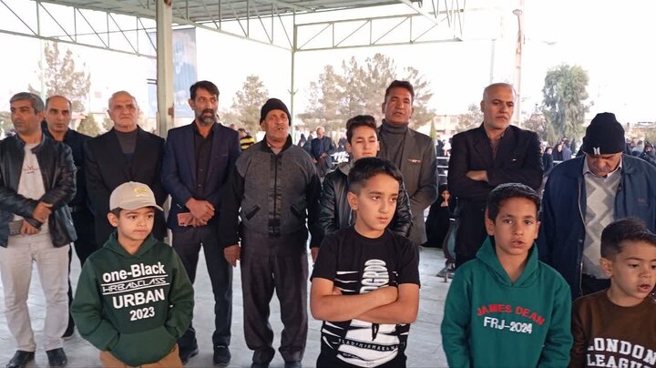 تصاویر/ گل افشانی و غبار روبی گلزارهای شهدای شهرستان آران و بیدگل