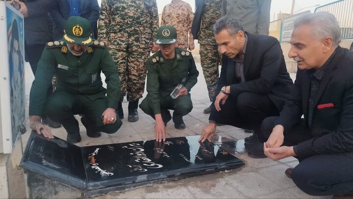 تصاویر/ گل افشانی و غبار روبی گلزارهای شهدای شهرستان آران و بیدگل