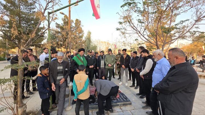 تصاویر/ گل افشانی و غبار روبی گلزارهای شهدای شهرستان آران و بیدگل