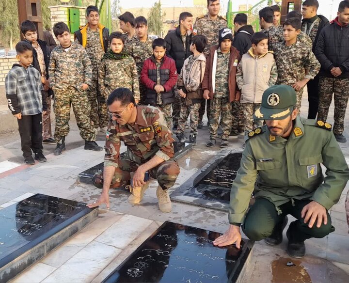 تصاویر/ گل افشانی و غبار روبی گلزارهای شهدای شهرستان آران و بیدگل