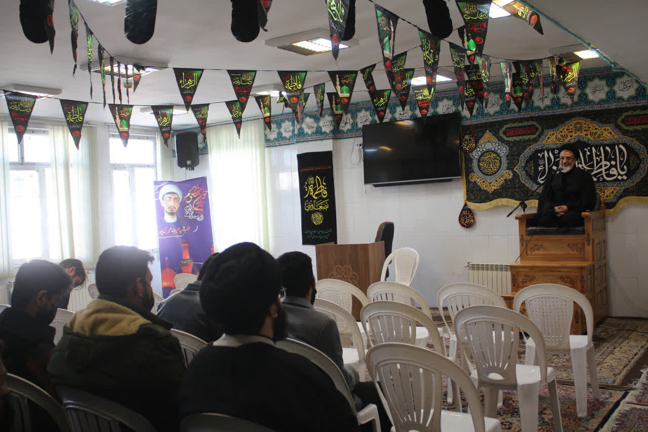 حضور طلاب در جلسه درس اخلاق مدرسه امام مهدی(عج)