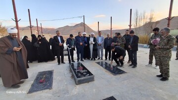 تصاویر/ آیین معنوی غبارروبی و عطرافشانی گلزار شهدای روستاهای بخش برزک