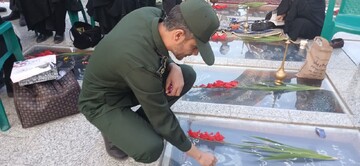 تصاویر / غبار روبی و عطرافشانی گلزار شهدای شهر ابوزیدآباد