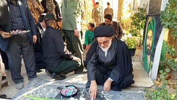 مراسم غبارروبی و عطر افشانی گلزار شهدای نطنز برگزار شد+عکس