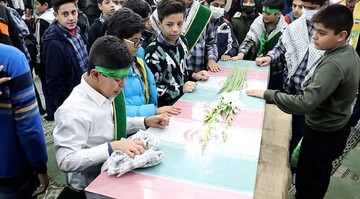 واکنش غیرمنتظره دانش‌آموزان به مهمان غافلگیرکننده مدرسه