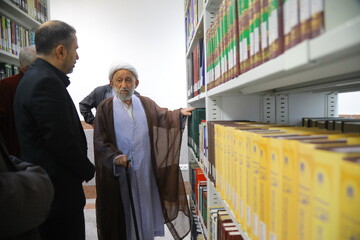 تصاویر / بازدید آیت الله استادی از کتابخانه مرحوم  آیت الله سید هادی خسروشاهی