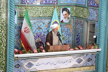 گلایه امام جمعه اسدآباد از بلوکه کردن وام‌های ازدواج جوانان توسط بانک‌ها+تصاویر