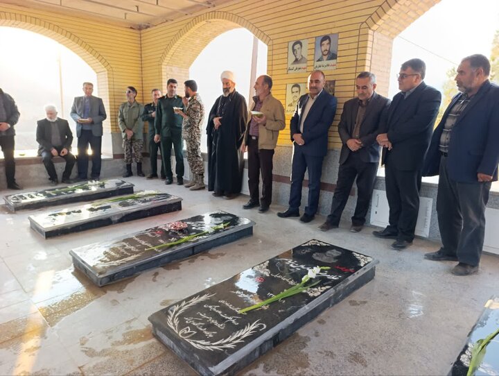 تصاویر/مراسم غبار روبی و عطرافشانی گلزار شهدای نیاسر