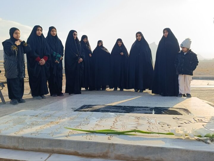 تصاویر/مراسم غبار روبی و عطرافشانی گلزار شهدای نیاسر