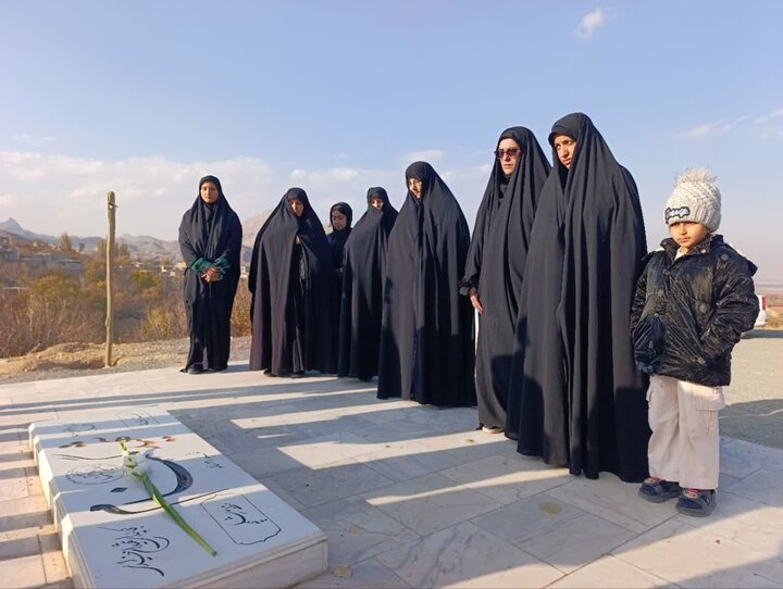 تصاویر/مراسم غبار روبی و عطرافشانی گلزار شهدای نیاسر