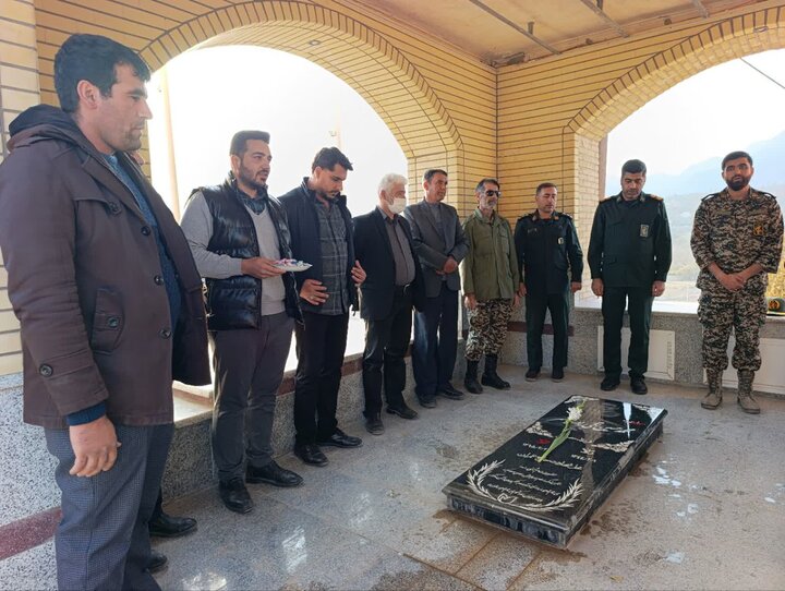 تصاویر/مراسم غبار روبی و عطرافشانی گلزار شهدای نیاسر